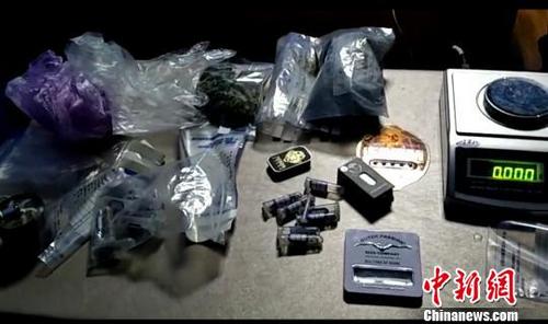 中國(guó)僑網(wǎng)中俄邊境一男子攜大麻毒駕偷越國(guó)境被抓獲 鐘欣 攝