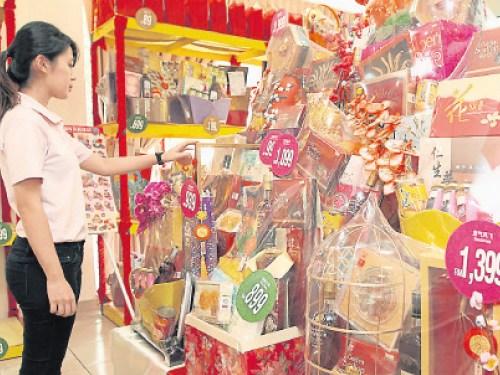 中國(guó)僑網(wǎng)百物價(jià)騰,送禮比往年更須精打細(xì)算。(馬來(lái)西亞《中國(guó)報(bào)》)