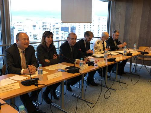 中國僑網(wǎng)當(dāng)?shù)貢r間22日,陳文雄在94省警察局參加以華人治安為主題的安全會議。 (《歐洲時報》/圖片由與會者提供)