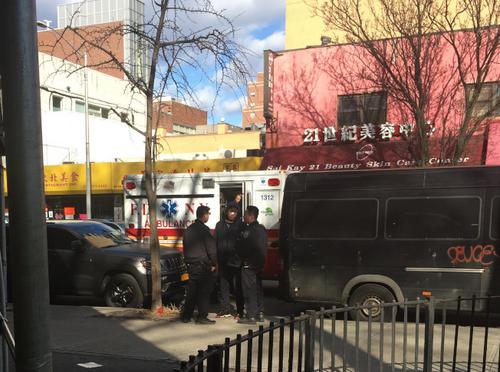 中國(guó)僑網(wǎng)兩名警員在案發(fā)現(xiàn)場(chǎng)向鼻子受傷的受害人(中)詢問(wèn)情況。(美國(guó)《世界日?qǐng)?bào)》/記者朱蕾 攝影)