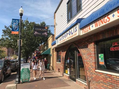 中國(guó)僑網(wǎng)雪城大學(xué)校園附近的商店