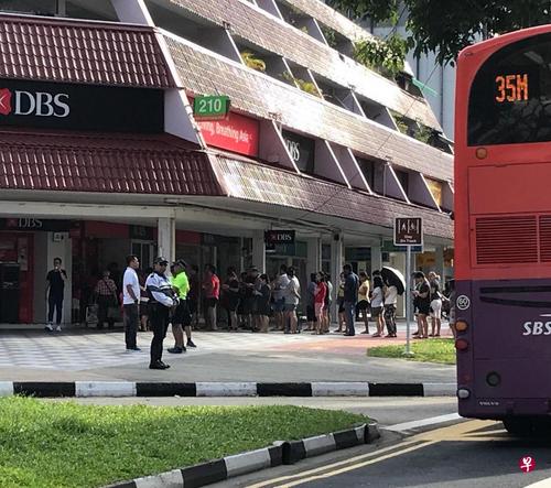 中國僑網(wǎng)大批公眾在勿洛中心外存款機排隊存錢。(新加坡《聯(lián)合早報》/陳可揚 攝)