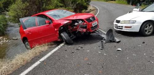 中國僑網(wǎng)事故現(xiàn)場,華人夫妻的車輛受損嚴(yán)重。(新西蘭天維網(wǎng)微信公眾號)