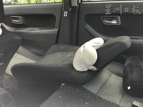 中國僑網(wǎng)駕駛座位和車后座還有殘留點點碳灰。(馬來西亞《星洲日報》)