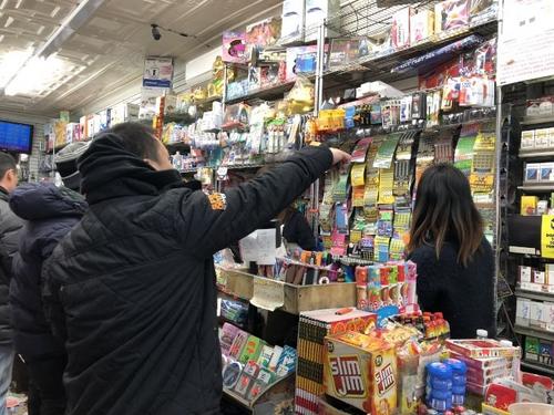 中國僑網(wǎng)8大道幸運星商場日前售出一張Take 5大獎樂透。(美國《世界日報》/黃伊奕 攝)