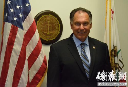 中國(guó)僑網(wǎng)橙縣檢察院檢察長(zhǎng)托尼·瑞考卡斯(Tony Rackauckas)。(美國(guó)《僑報(bào)》記者/章寧 攝)