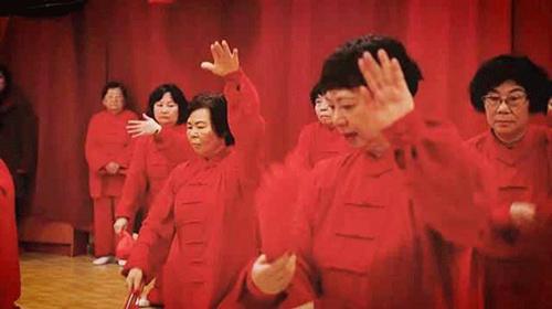 中國僑網(wǎng)長青俱樂部打太極拳的華人老一輩。(《歐洲時報》西班牙版微信公眾號援引西班牙《國家報》圖片)