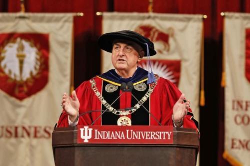 中國僑網(wǎng)印第安納大學(xué)校長麥克羅比。(美國《世界日報(bào)》取自印第安納大學(xué)官方社交媒體)