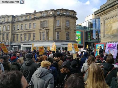 中國僑網(wǎng)資料圖:英國65所高校的教職員工為抗議大學(xué)養(yǎng)老金改革舉行輪番罷工。(央視新聞客戶端)