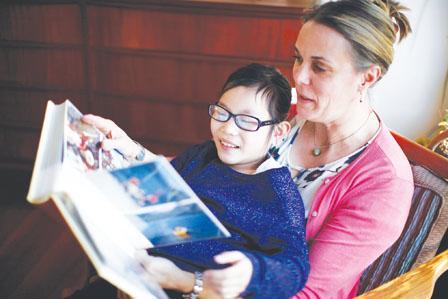 中國(guó)僑網(wǎng)斯密特與養(yǎng)母的合照。(圖片來(lái)源:加新社)