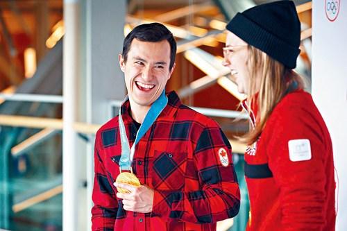 中國(guó)僑網(wǎng)陳偉群(左)與滑冰選手Cassie Sharpe于當(dāng)?shù)貢r(shí)間26日同時(shí)現(xiàn)身溫哥華機(jī)場(chǎng)。(加拿大《星島日?qǐng)?bào)》)