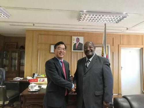 中國僑網(wǎng)中國駐津巴布韋大使黃屏約見津內(nèi)政部長姆波夫。(來源:中國駐津巴布韋大使館微信公眾號)