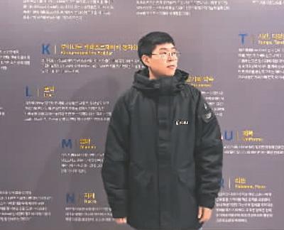 中國(guó)僑網(wǎng)2017年11月,劉長(zhǎng)勝在國(guó)立大邱博物館參觀法國(guó)18-20世紀(jì)近現(xiàn)代服飾和紐扣展。