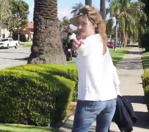 中國(guó)僑網(wǎng)金西學(xué)院教授Tarin Olson日前疑似對(duì)華裔夫婦說(shuō)回到他們祖國(guó)面臨學(xué)校調(diào)查。(美國(guó)《世界日?qǐng)?bào)》/影片截圖)