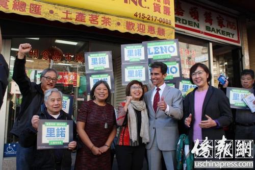 中國(guó)僑網(wǎng)支持者一起為雷諾站臺(tái)打氣。(美國(guó)《僑報(bào)》/陳勇青 攝)