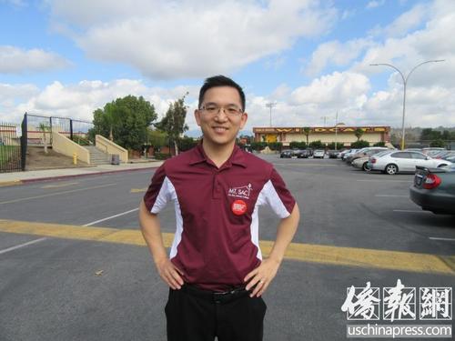 中國(guó)僑網(wǎng)圣安東尼社區(qū)學(xué)院理事陳介飛參加哈崗學(xué)區(qū)高中的紀(jì)念佛州校園槍擊案遇難者活動(dòng)。(美國(guó)《僑報(bào)》/記者翁羽 攝)