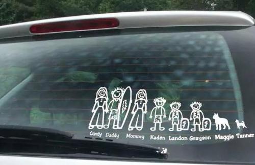 中國僑網(wǎng)標注有家庭成員的玻璃貼。(南非華人警民合作中心)