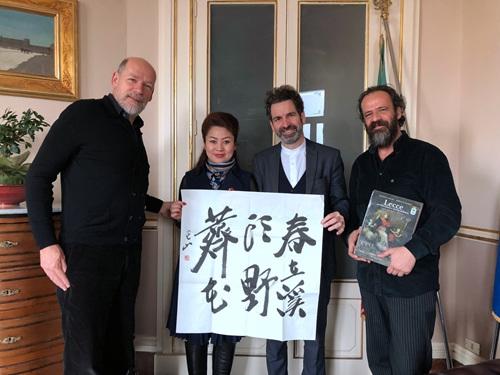 中國(guó)僑網(wǎng)萊切市市長(zhǎng)與侯玉霞(左2)一行。(中法藝術(shù)交流協(xié)會(huì)供圖)