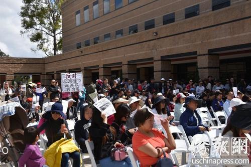 中國僑網(wǎng)爾灣市民在市政府廣場集會抗議橙縣政府在大公園建游民收容所。(美國《僑報》/尚穎 攝)