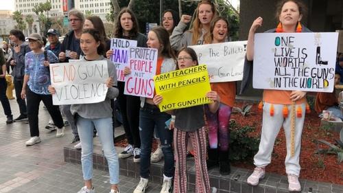 中國僑網(wǎng)小朋友成群結(jié)隊(duì)為管控槍支呼喊。(美國《世界日?qǐng)?bào)》/王若然 攝)