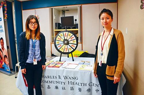 中國僑網(wǎng)王嘉廉社區(qū)醫(yī)療中心舉辦的兒童健康日向家長普及兒童健康飲食及習慣的知識。(美國《星島日報》)