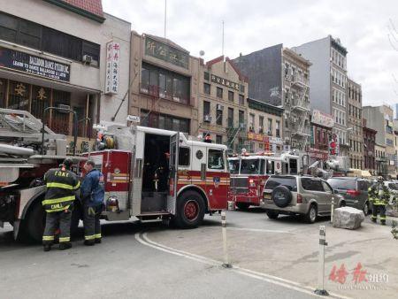 中國僑網(wǎng)孔子大廈內(nèi)洗衣房起火,數(shù)十輛警車及消防車到場救援。 (美國《僑報》/陳辰 攝)