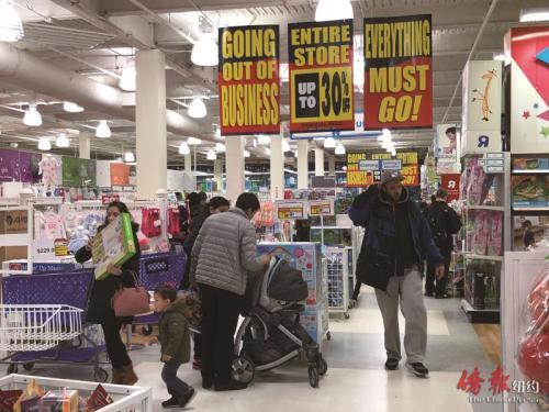 中國僑網(wǎng)華裔家庭在賓臣墟玩具反斗城挑揀清倉打折貨品。(美國《僑報(bào)》/高詩云 攝)