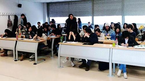 中國(guó)僑網(wǎng)馬德里康普斯頓大學(xué)新聞研究碩士專(zhuān)業(yè)的一堂課 (法國(guó)《歐洲時(shí)報(bào)》西班牙版微信公眾號(hào)援引西班牙《國(guó)家報(bào)》圖片)