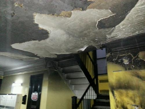 中國僑網(wǎng)艾姆赫斯特登曼街4171號(hào)一年多前發(fā)生大火,天花板焦黑。(美國《世界日?qǐng)?bào)》/柯妮提供)