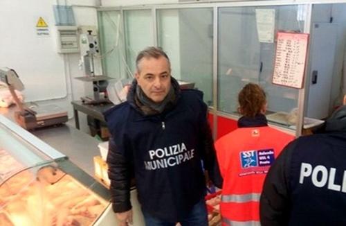 中國僑網(wǎng)意大利警方和衛(wèi)生機構聯(lián)合檢查華人超市。(意大利歐聯(lián)網(wǎng) 資料圖)