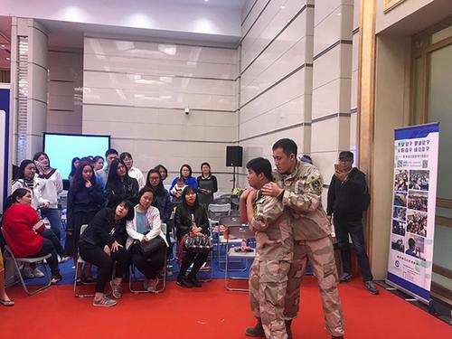 中國僑網(wǎng)安保專家演示和講解留學(xué)防御措施