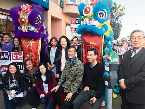 中國(guó)僑網(wǎng)舊金山市長(zhǎng)候選人金貞妍(中)設(shè)在列治文區(qū)基利大道的西面競(jìng)選辦事處開(kāi)幕。(美國(guó)《世界日?qǐng)?bào)》/李秀蘭 攝)