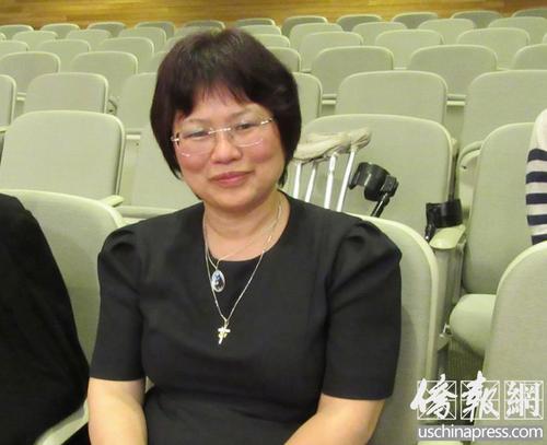 中國僑網(wǎng)吳嘉莉到亞市市議會大廳等待投票結(jié)果。(美國《僑報(bào)》/翁羽 攝)