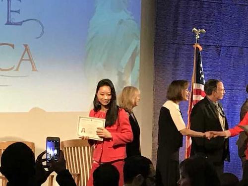 中國(guó)僑網(wǎng)蔡女士拿到美國(guó)公民紙。(美國(guó)《世界日?qǐng)?bào)》/釗宇 攝)