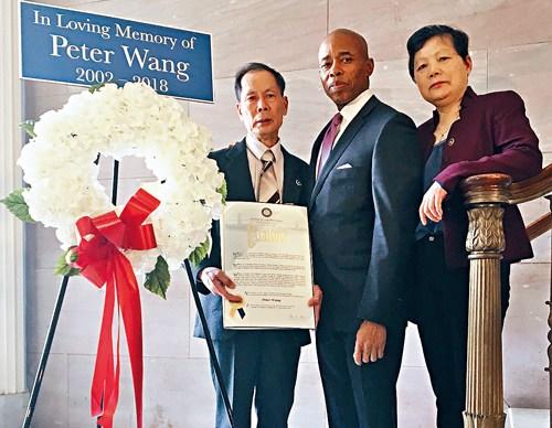 中國(guó)僑網(wǎng)美槍擊案遇難華裔少年獲頒月度英雄獎(jiǎng)。(美國(guó)《星島日?qǐng)?bào)》)