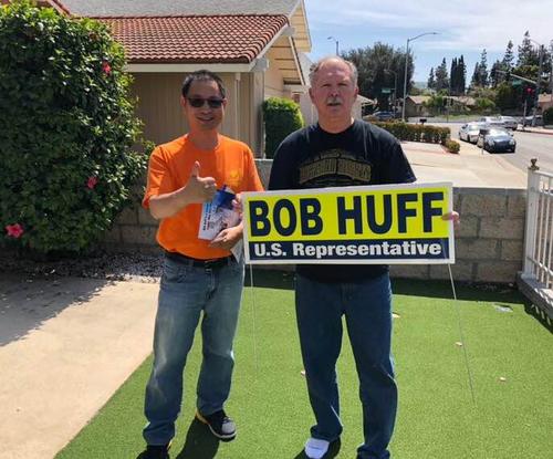 中國(guó)僑網(wǎng)TOC義工與支持夏樂(lè)柏的選民。(美國(guó)僑報(bào)網(wǎng))