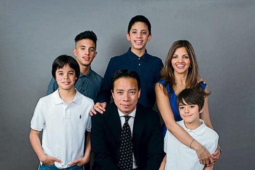 中國(guó)僑網(wǎng)Ken Sim(前中)和家人合照。(加拿大《星島日?qǐng)?bào)》)