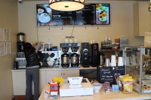 中國(guó)僑網(wǎng)咖啡館內(nèi)部設(shè)施。(美國(guó)《世界日?qǐng)?bào)》記者 張毓思 攝)