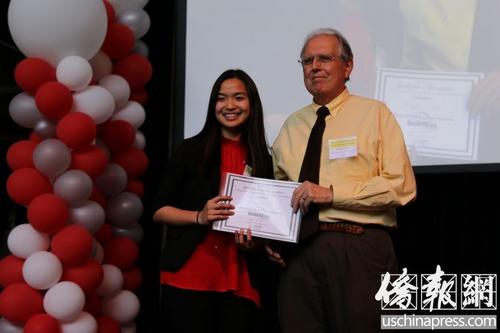 中國僑網(wǎng)陳心洋獲頒“生物基因”獎。(美國《僑報》/高睿 攝)