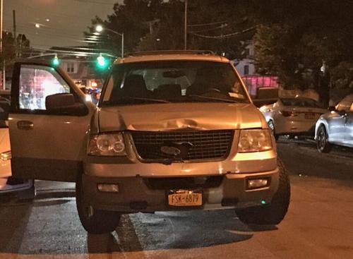 中國僑網(wǎng)2017年5月29日車禍現(xiàn)場,梁韋斯利駕駛福特Explorer前頭撞凹。 (美國《世界日報》/牛進(jìn)和家人供圖)