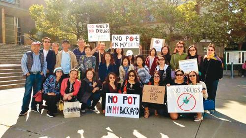 中國僑網(wǎng)康縣反娛樂大麻聯(lián)盟成員到場表態(tài)反對娛樂大麻。(美國《世界日報》/麥曉越供圖)