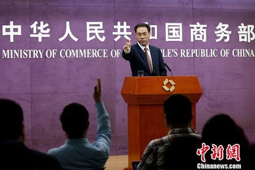 中國僑網(wǎng)資料圖:商務部新聞發(fā)言人高峰在發(fā)布會上回答記者提問。中新社記者 李慧思 攝