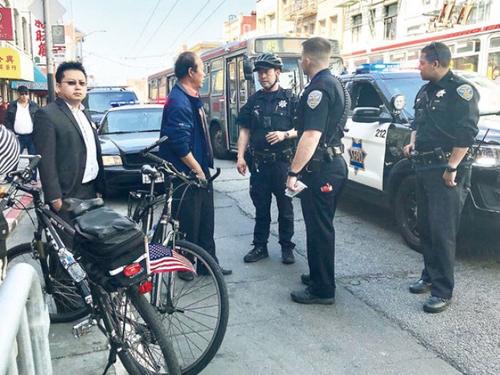 中國僑網(wǎng)案發(fā)現(xiàn)場的士德頓街人來人往,不少目擊者向警員提供線索。(美國《世界日報(bào)》/李秀蘭 攝)