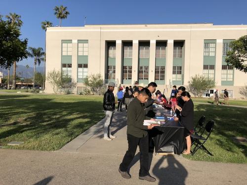 中國僑網(wǎng)民眾開始登記入場。(美國《世界日報》╱張越 攝)