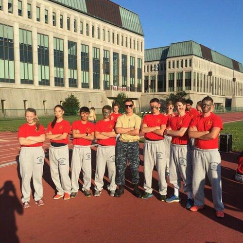 中國(guó)僑網(wǎng)華裔學(xué)生黃嘉晨(左3)參加海軍學(xué)院夏令營(yíng)。(美國(guó)《僑報(bào)》/受訪者供圖)