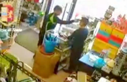 中國僑網(wǎng)案發(fā)現(xiàn)場錄像監(jiān)控圖像。(意大利歐聯(lián)通訊社)