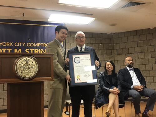 中國(guó)僑網(wǎng)美國(guó)華裔李汝干(左)代表“APEX for Youth”接受斯靜格(右)頒獎(jiǎng)。 (美國(guó)《世界日?qǐng)?bào)》/陳小寧 攝)