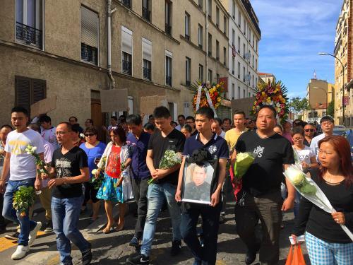 中國僑網(wǎng)資料圖:遭暴力搶劫而喪生的華人張朝林的家屬。(圖片來源:法國《歐洲時(shí)報(bào)》記者 黃冠杰 攝)