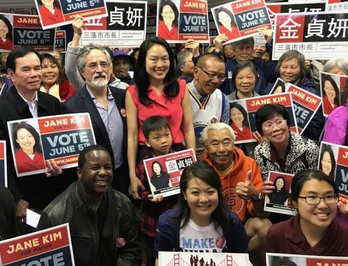 中國僑網(wǎng)金貞妍(站立者左三)設(shè)在華埠競選辦事處開幕,到賀的支持者有佩斯金(左二)及余鼎昂(左四)等。(美國《世界日報》/李秀蘭 攝)