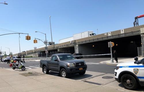 中國僑網(wǎng)警方封鎖事故現(xiàn)場,華裔男子的電動自行車和肇事卡車停在路邊。(美國《世界日報(bào)》/朱蕾 攝)